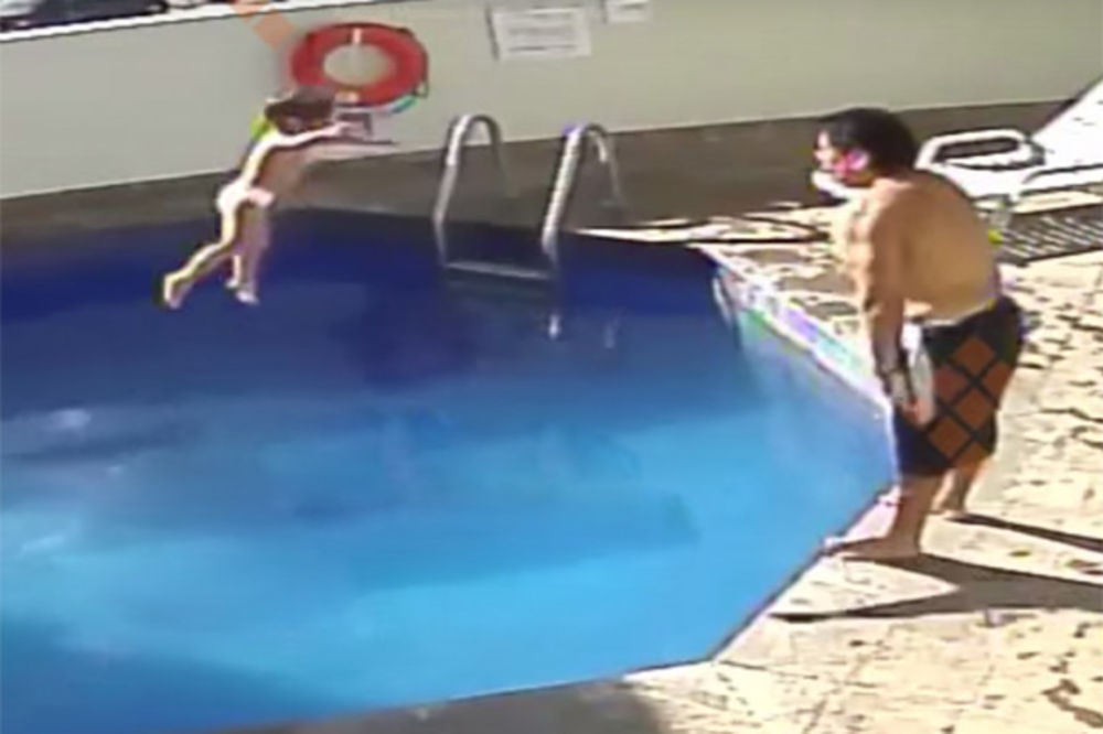 (UZNEMIRUJUĆI VIDEO) GDE ĆE MU DUŠA: Očuh bacao devojčicu (3) u bazen sve dok se nije udavila!
