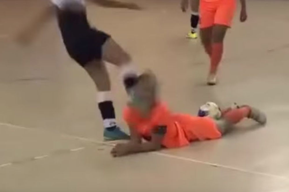 (VIDEO) DIVLJAŠTVO NA ŽENSKOM FUTSALU: Igračica šutnula u glavu protivnicu koja je ležala na terenu!
