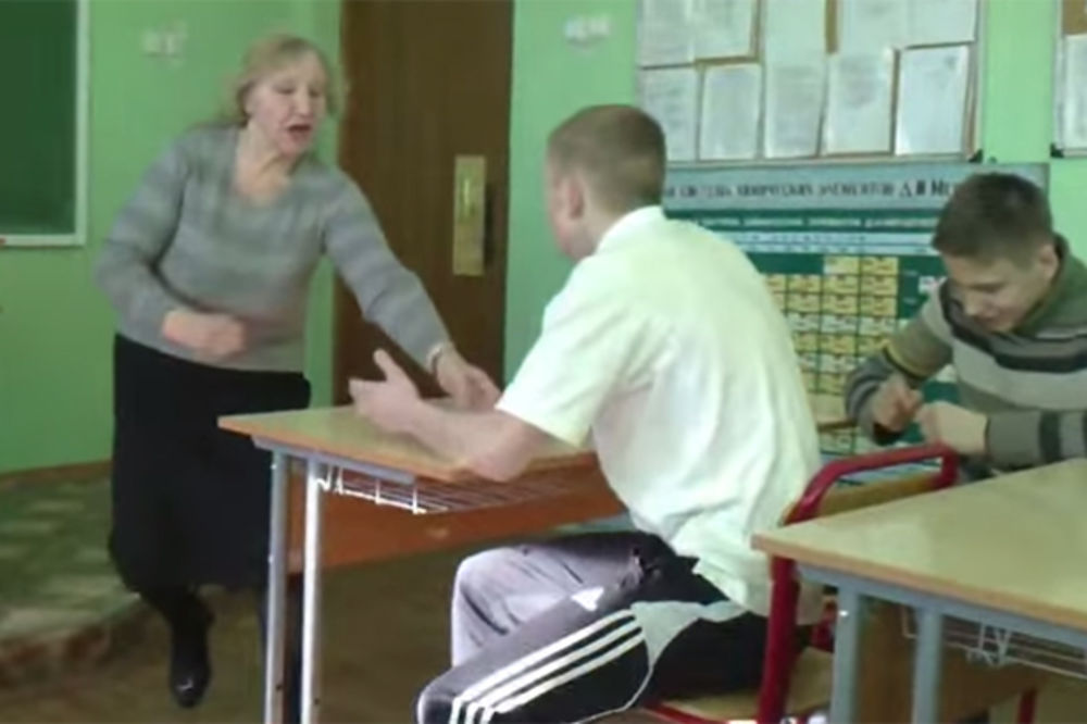 (VIDEO) SKANDAL U SREDNJOJ ŠKOLI RUSIJI: Nabio kantu za đubre profesorki na glavu, pa se pravio lud