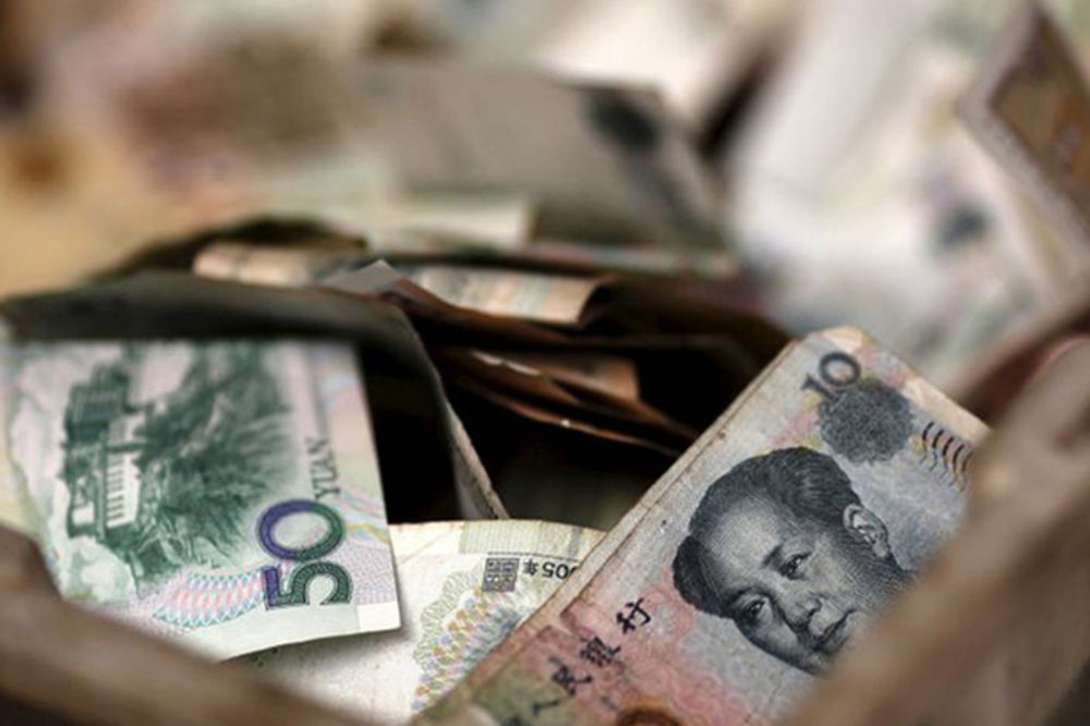 STRUNULO 14.000 EVRA: Kineskinja zakopala novac u zemlju pa traži pomoć od banke