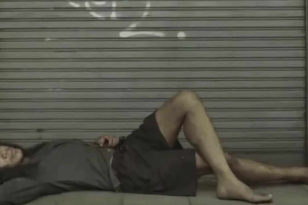 (VIDEO) Šutirao je beskućnika, a kada je shvatio kakav je njegov život, bilo je prekasno