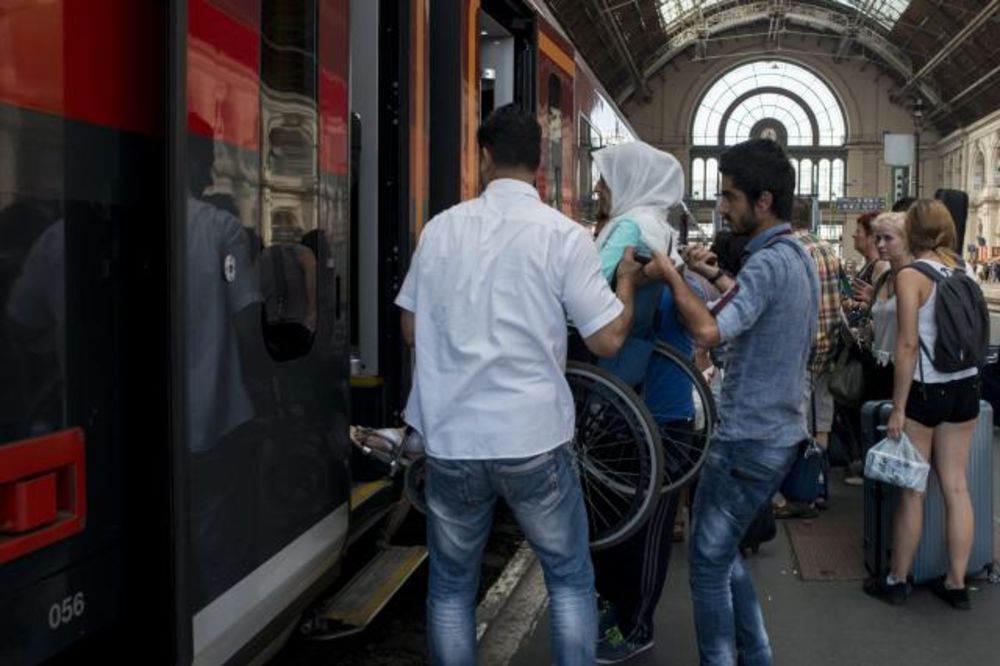 NAPUSTILI MAĐARSKU, A MOŽDA IH TAMO VRATE: U Beč stigla četiri voza iz Budimpešte puna izbeglica!