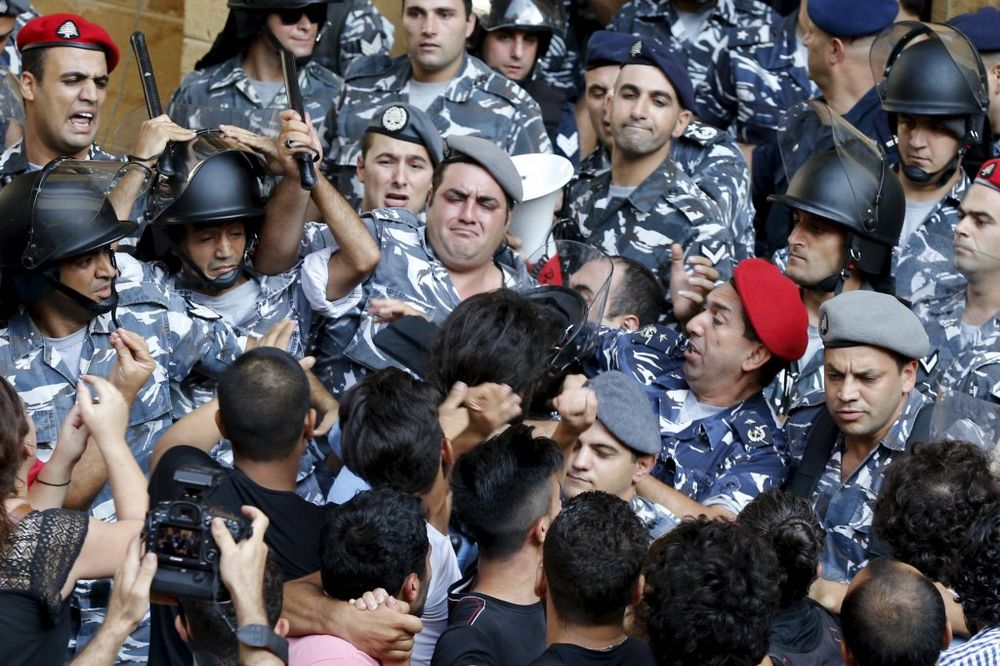 NEREDI NA SEDMOM SPRATU: Policija nasilno tera demonstrante iz Ministarstva u Bejrutu