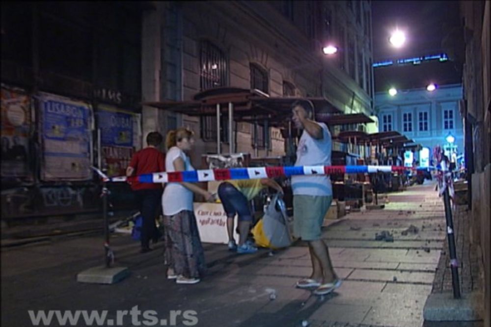 OPASNO: Pao deo fasade u centru Beograda, umalo stradali prodavači knjiga!