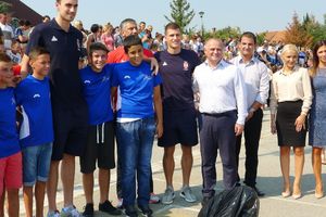 (FOTO) REKORD PO BROJU ĐAKA PRVAKA: Goran Vesić i poznati sportisti u osnovnoj školi u Vinči