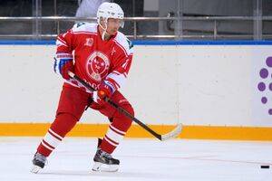 (VIDEO, FOTO) PUTIN U CRVENO-BELOM: Prvi čovek Rusije hokejaškim majstorijama oduševio svet!
