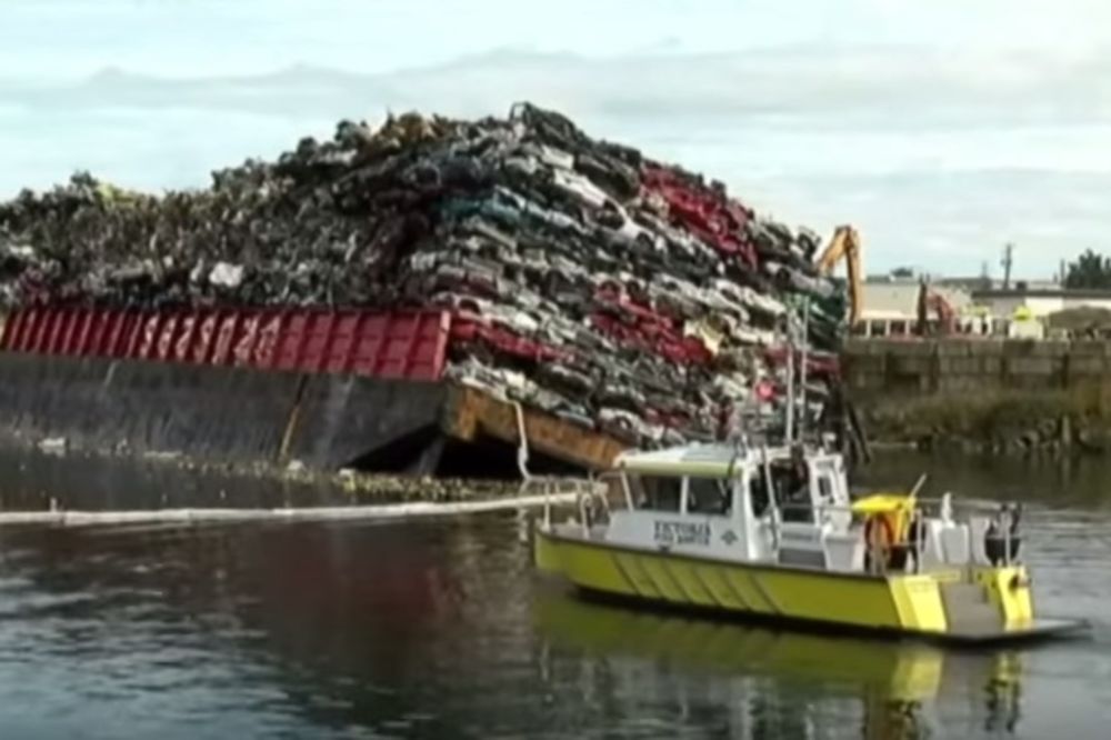 (VIDEO) MOGLI SU SAMO MIRNO DA POSMATRAJU: Ovako tone brod sa stotinu automobila
