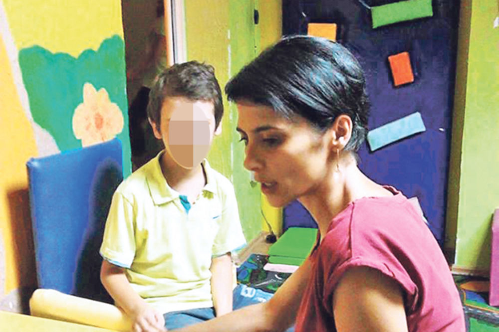 SRAMOTA: Autističnu decu teraju da uče dva strana jezika
