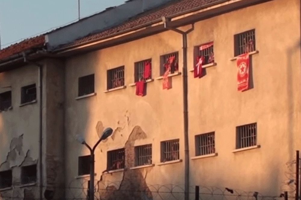 (VIDEO) ZATVOR U CRVENO-BELOM: Pogledajte kako se navija iza rešetaka