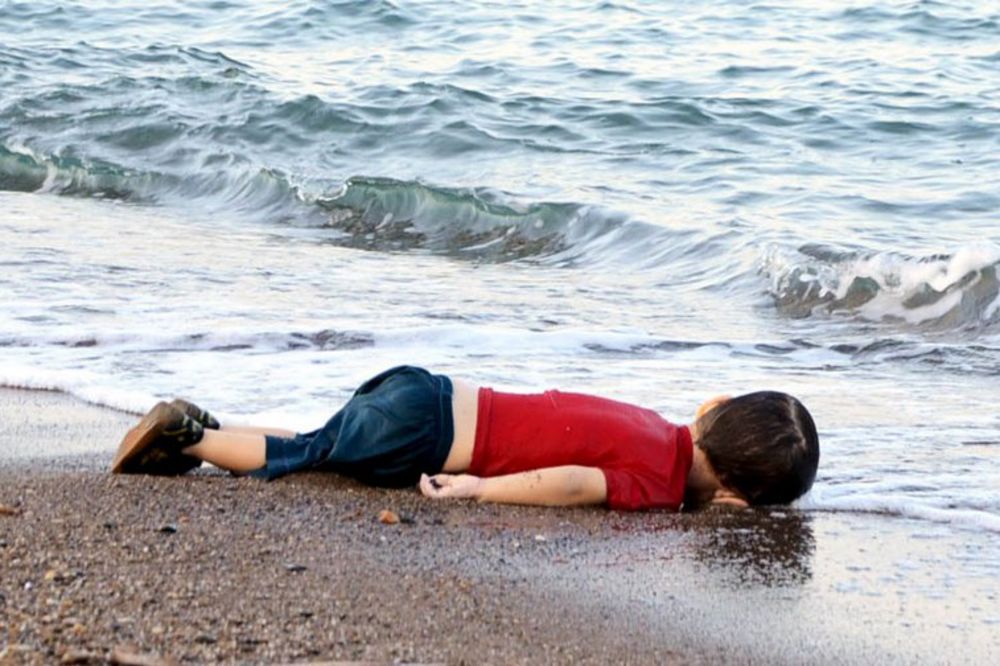 (UZNEMIRUJUĆE) SLIKE KOJE SU POTRESLE SVET: More izbacilo sirijskog dečaka (3) na plažu u Bodrumu
