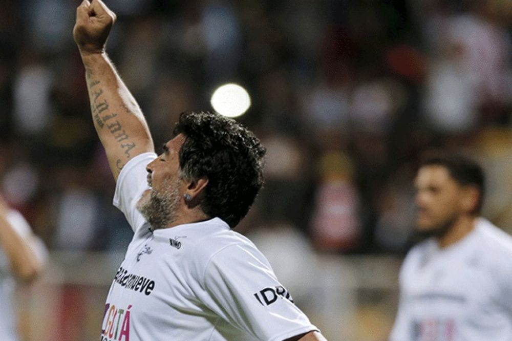 (VIDEO) OD DEBLJINE JEDVA HODA: Pogledajte šta je Maradona napravio od sebe