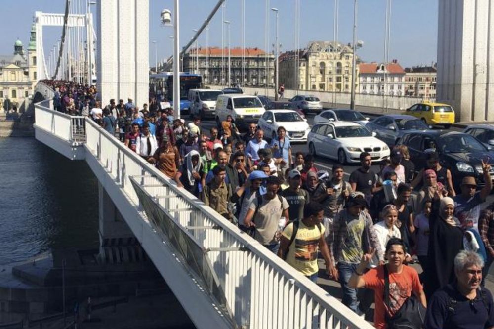 (FOTO) VELIKI MARŠ: Izbeglice krenule peške u Beč iz Budimpešte