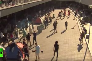(VIDEO) MASOVNA TUČA SKINSA I MIGRANATA: Napadnuti u Budimpešti, izbeglice uzvratile!
