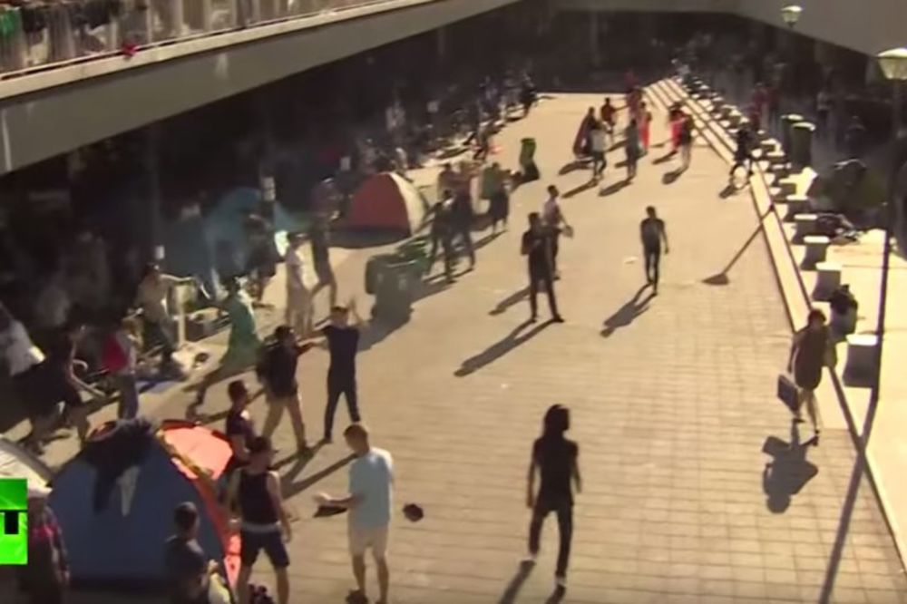 (VIDEO) MASOVNA TUČA SKINSA I MIGRANATA: Napadnuti u Budimpešti, izbeglice uzvratile!