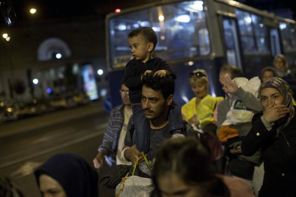 (VIDEO) HRLE KA BEČU: 3.000 izbeglica iz Mađarske stiglo u Austriju!