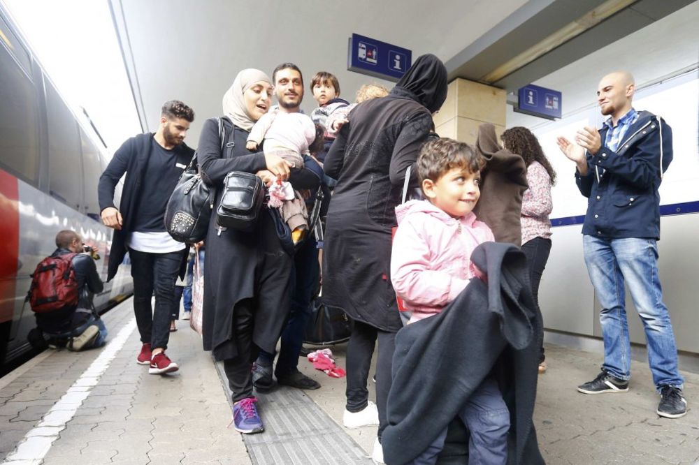 (FOTO) KAO DA IH JE SUNCE OGREJALO: Prve izbeglice stigle u Beč, dočekane aplauzom!