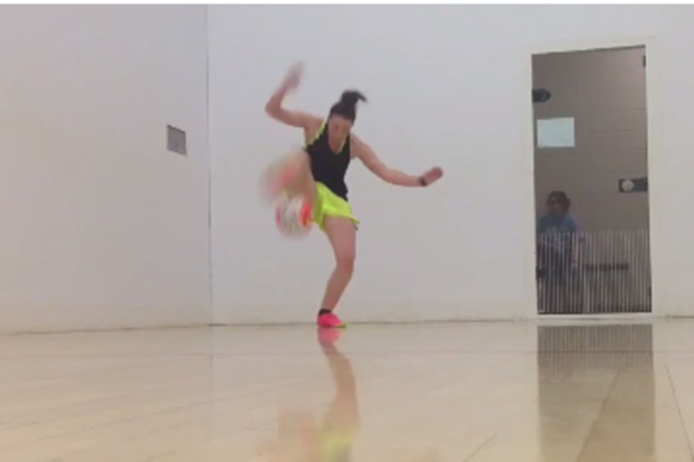 (VIDEO) MA KAKAV MESI: Pogledajte šta ova devojka radi sa fudbalskom loptom!