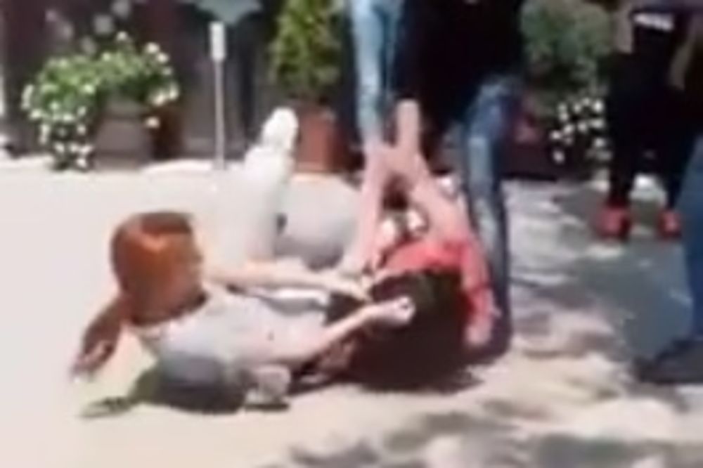 (UZNEMIRUJUĆI VIDEO) TUČA ZBOG NOKTIJU: Devojčice (15) brutalno prebile školsku drugaricu u Kruševcu