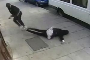 UZNEMIRAVAJUĆI VIDEO BIJU ŽENE U GLAVU S LEĐA: U Londonu drastično povećan broj napada na muslimane