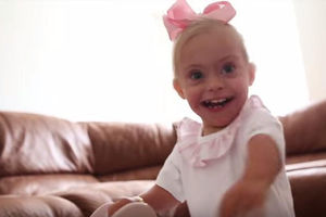 (FOTO,VIDEO) Osmeh koji osvaja: Devojčica sa Daunovim sindromom u svetu modelinga