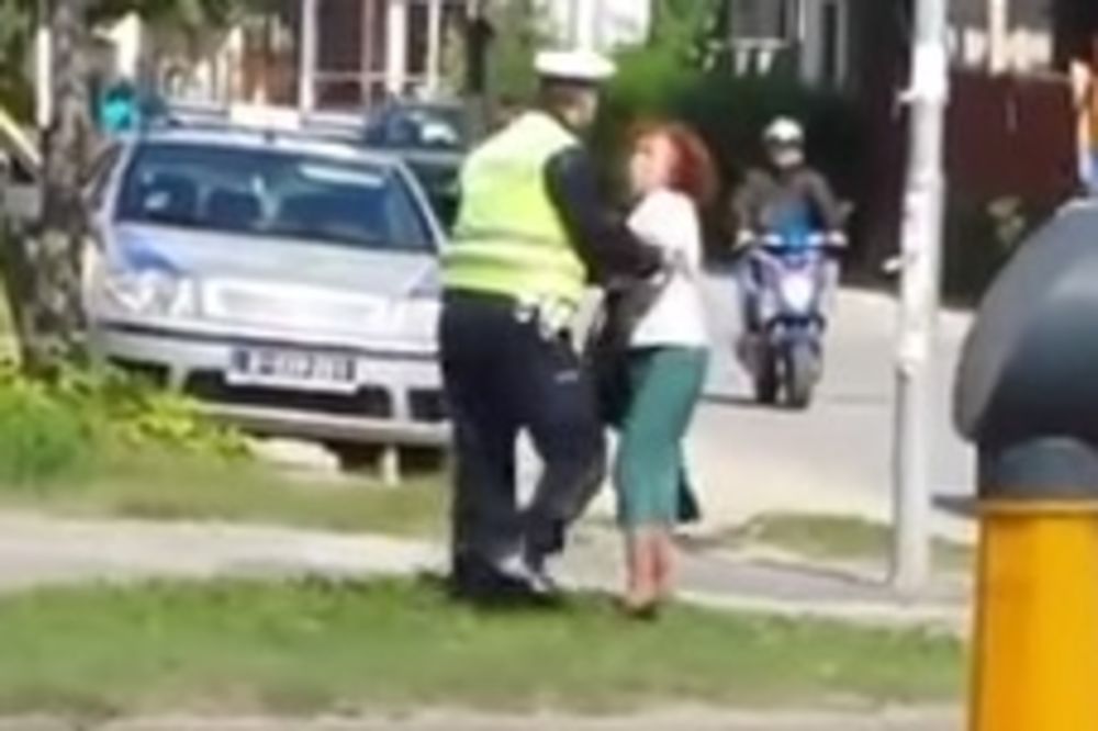 (VIDEO) ON JE BRUKA ZA POLICIJU Saobraćajac maltretira staricu u NS Policija: Odbila da da dokumenta