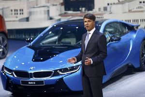 (VIDEO) LIMUZINE DA PADNEŠ U NESVEST: Novi direktor BMW se onesvestio na Salonu automobila