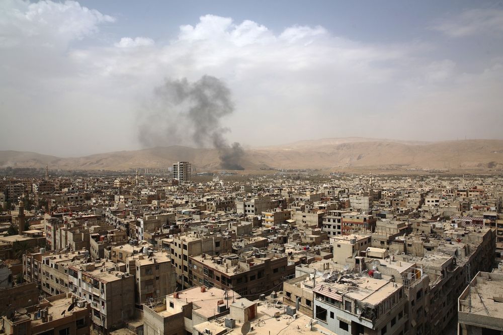 U SIRIJI NAPADI I TOKOM BAJRAMA: Bombardovana naselja, desetine ljudi povređeno