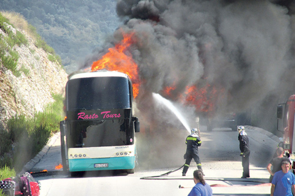 50 putnika iz Srbije za dlaku izbeglo smrt: Deca se gušila i vrištala u zapaljenom autobusu!