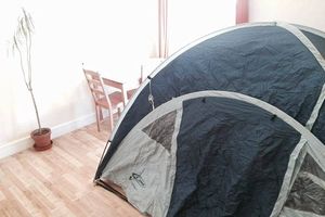 (FOTO) DOZA LUDOSTI U LONDONU: Iznajmljuje šator u zajedničkoj sobi i to još i naplaćuje!