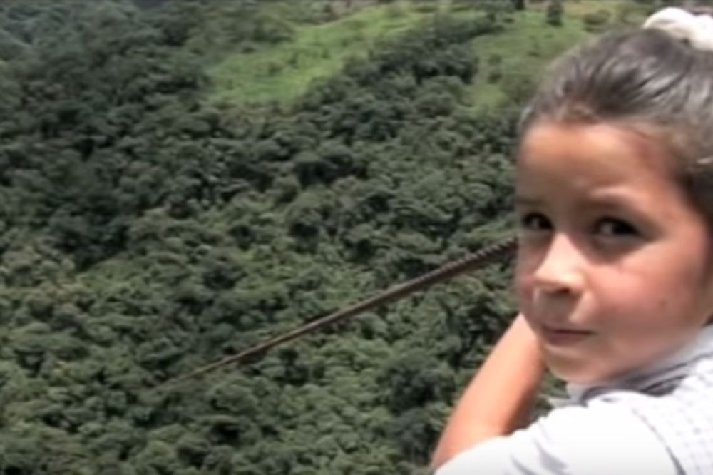 (VIDEO) A VAMA JE TEŽAK RANAC: Ovako kolumbijska deca idu svaki dan u školu