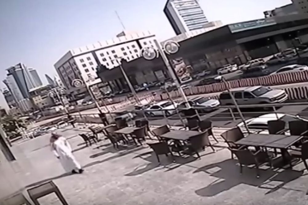 (VIDEO) IZNENAĐENJE IZ VEDRA NEBA: Saudijac je samo mirno šetao, a onda...