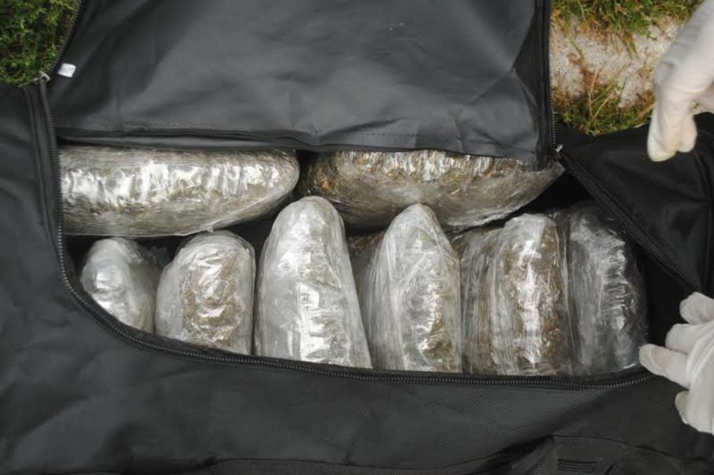 PALANČANIN I CRNOGORAC UHAPŠENI ZBOG ŠVERCA DROGE: U vozilu pronađeno 20 kg marihuane