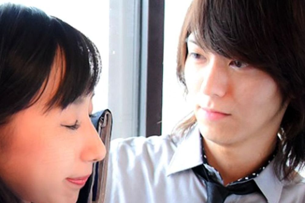 (FOTO) NOVI BIZNIS U JAPANU: Japanke plaćaju muškarcima da im brišu suze