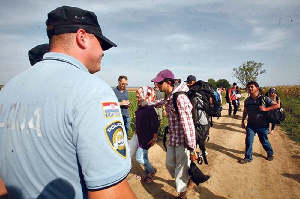 HRVATSKA VLADA PRETERALA: Poslali policiju na obalu da se štite od migranata