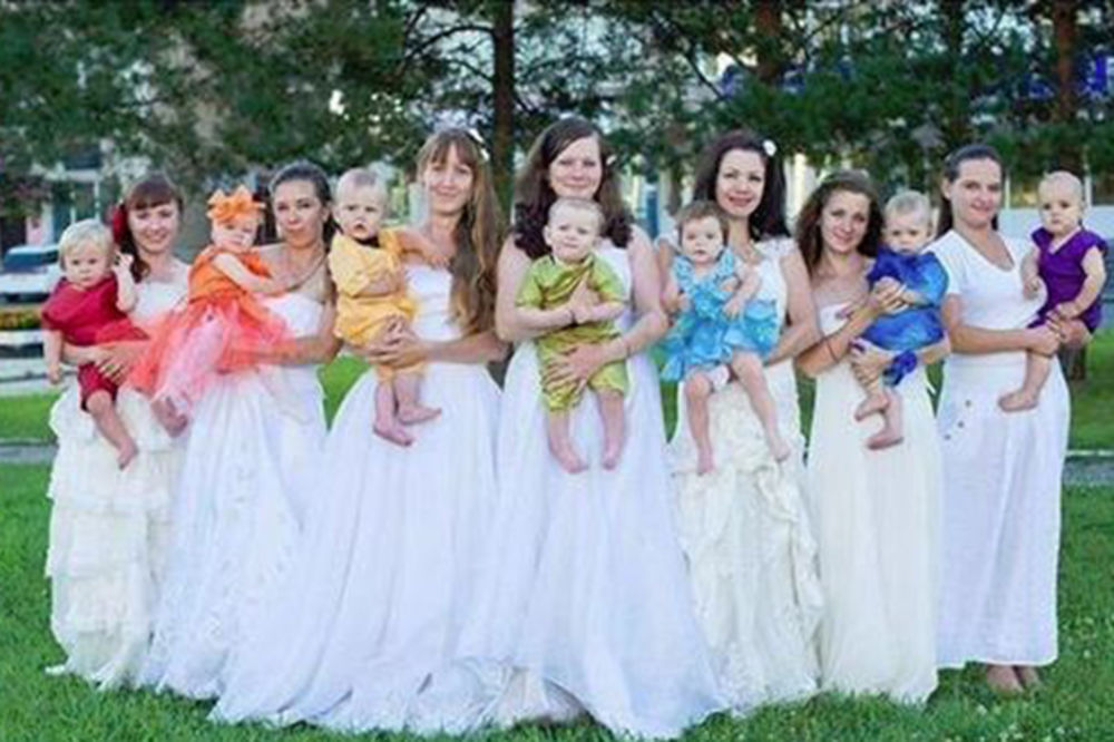 (FOTO) Dugine bebe: Fotografija mama i njihove dece izazvala snažnu reakciju žena širom sveta
