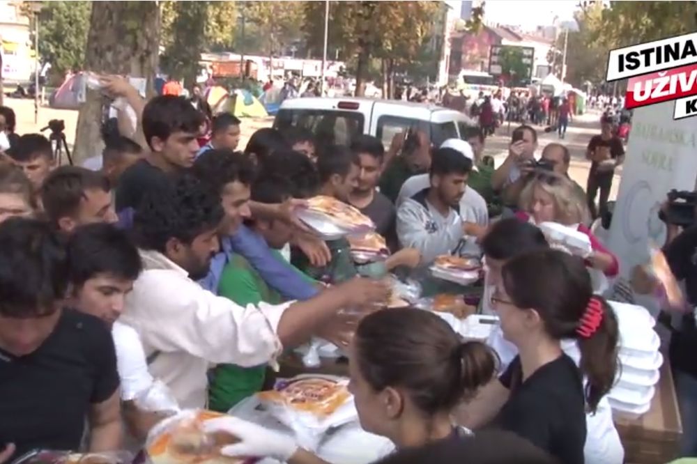(KURIR TV) OSMEH NA JEDAN DAN: Sirijcima podeljeni obroci i slatkiši u parku kod Autobuske stanice!