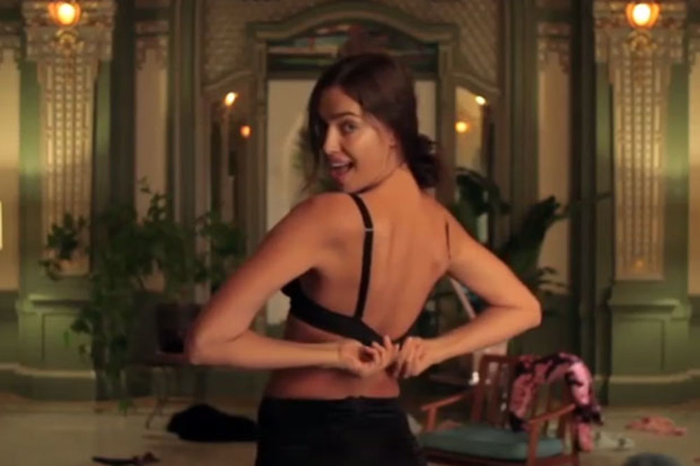 (VIDEO) NEĆE VAS OSTAVITI RAVNODUŠNIM: Irina Šejk vrelim striptizom šokirala svet