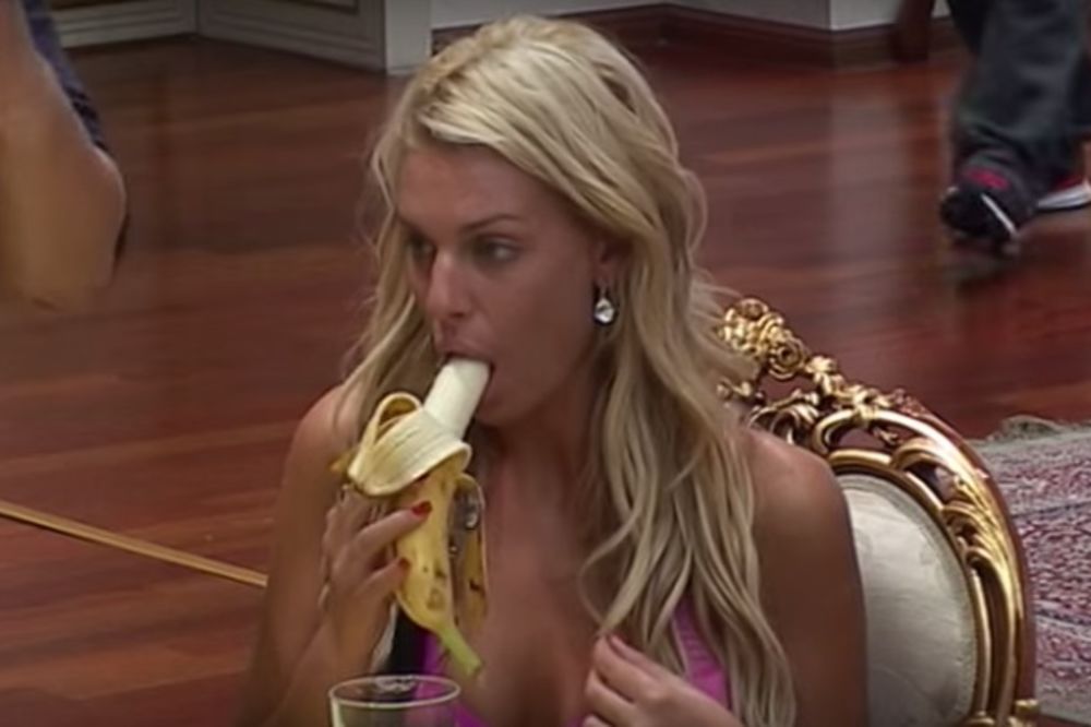 (VIDEO) UŽIVA DOK JE GLEDA: Brendon zbog Ave krao banane!