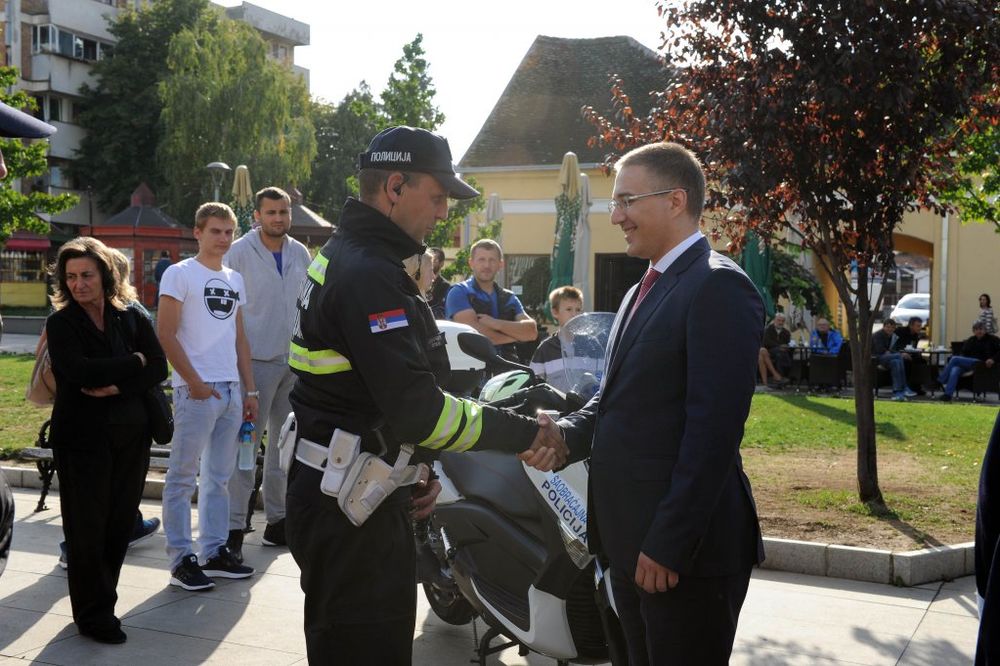 FOTO DEFILE POLICIJE U UBU I VALJEVU Stefanović: Važna nam je bezbednost svakog građanina!