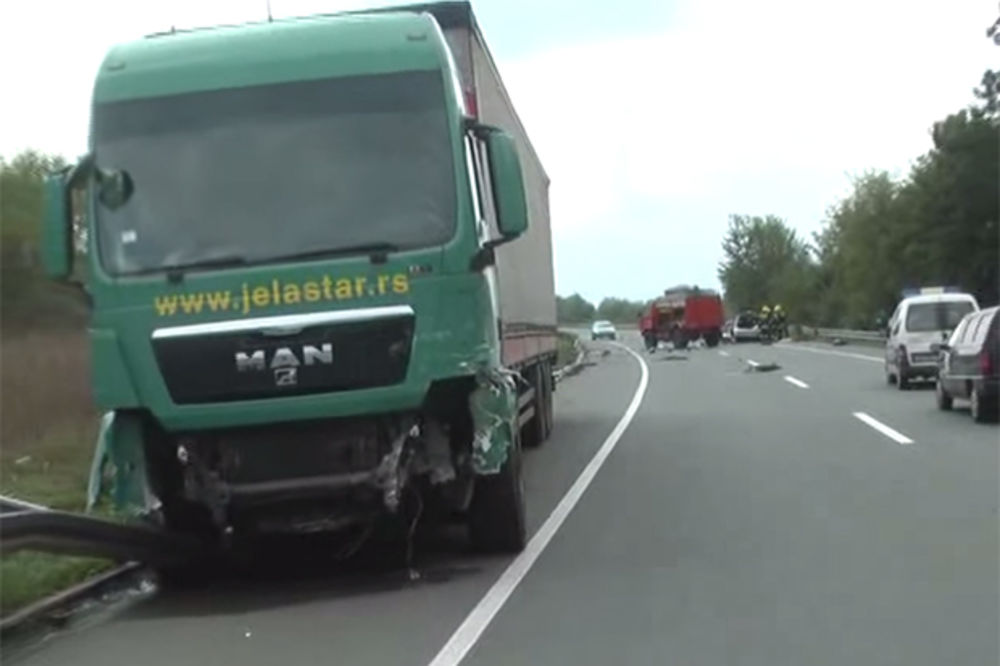 PUNTO SA AGENTIMA BIA PRETICAO I UDARIO U ŠLEPER: Vozač kamiona probio bankinu, ali nije bilo spasa!