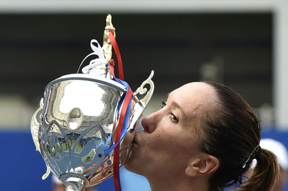 (FOTO) MAMA, POBEDILA SAM: Evo kako je Jankovićeva reagovala kada je osvojila turnir u Kini