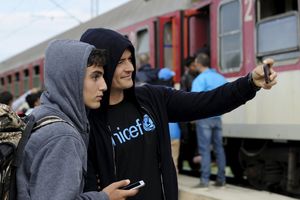 (VIDEO) DA LI GA PREPOZNAJETE? Među migrantima u Makedoniji viđen poznati holivudski glumac!