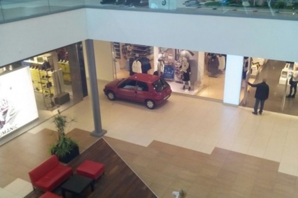 (FOTO) JEDVA NAŠAO MESTO: Ušao autom u tržni centar i evo gde se parkirao!