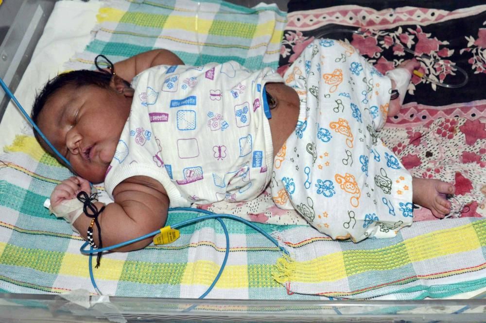 (FOTO) BEBA DŽIN: U Indiji rođen dečak od 5.970 grama