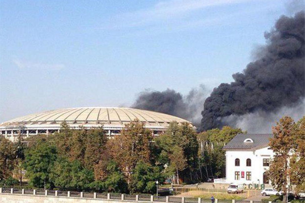 (VIDEO) DRAMA U MOSKVI: Zapalio se stadion Lužniki!