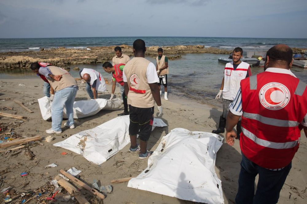 (UZNEMIRUJUĆI FOTO) MORE IZBACILO 85 LEŠEVA NA OBALE LIBIJE: Radi se o migrantima