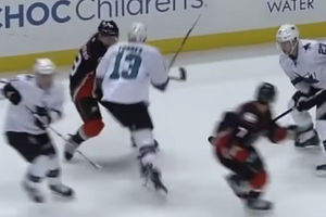 (VIDEO) DIVLJAK: Zbog ovog brutalnog starta hokejaš je suspendovan 41 utakmicu!