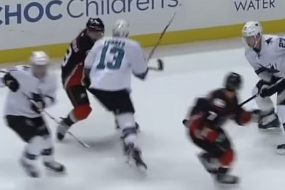 (VIDEO) DIVLJAK: Zbog ovog brutalnog starta hokejaš je suspendovan 41 utakmicu!