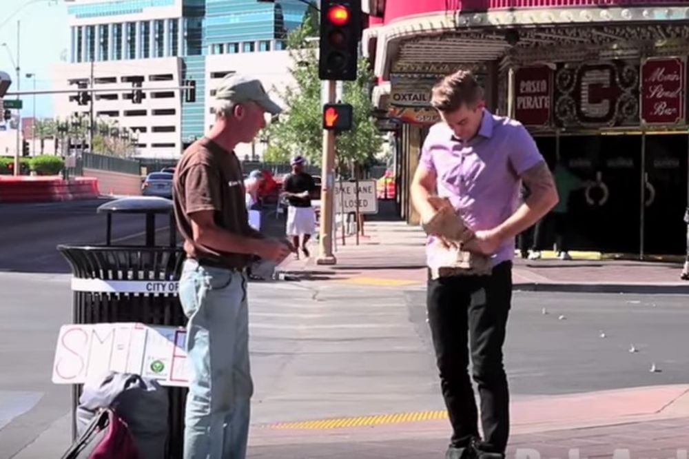 (VIDEO) Beskućniku je pocepao karton, a onda je usledilo nešto neverovatno!
