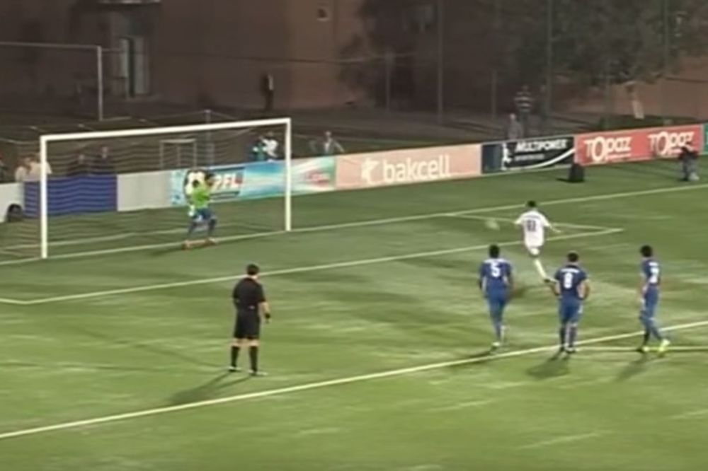 (VIDEO) ZBOG OVAKVIH LJUDI VOLIMO FUDBAL: Fudbaler Karabaga namerno promašio penal u 90. minutu!